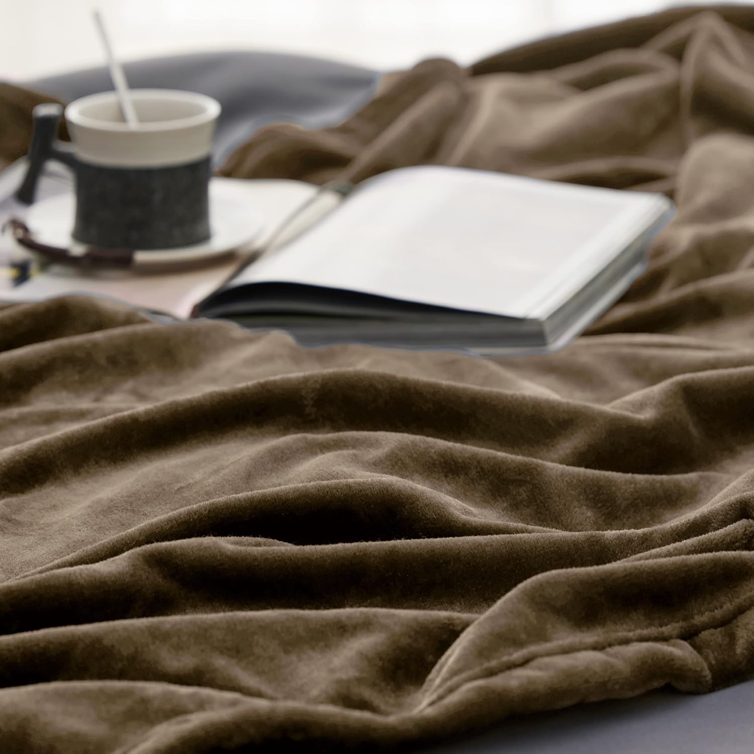 Detalle 1 de Bedsure Camel Fleece Throw Blanket, 50 x 60 in, Lightweight and Soft