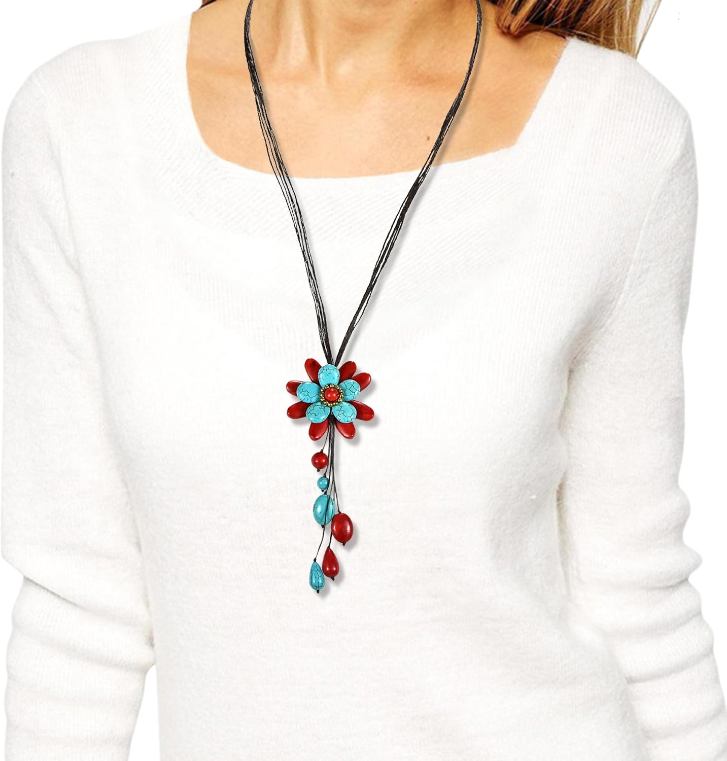 Detalle 2 de AeraVida Floral Pendant Necklace with Cotton Wax Rope