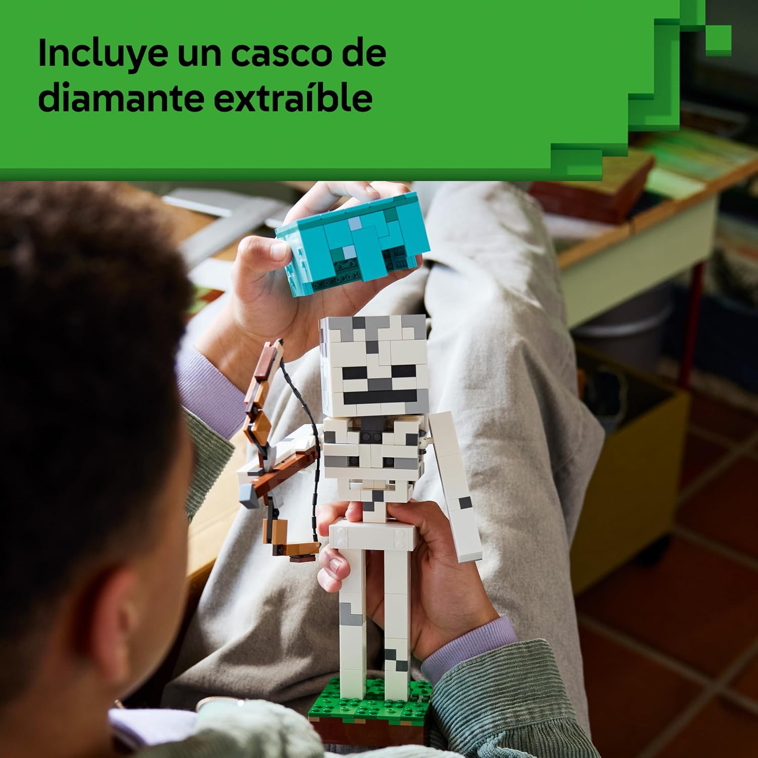 Detalle 2 de LEGO Minecraft El Esqueleto de Juguete 21594: figura articulada con casco de diamante y base de hierba