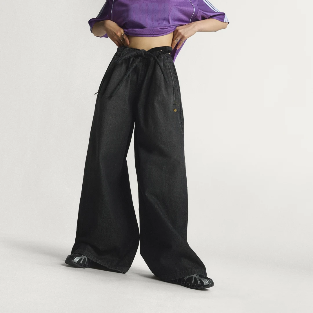 Detalle 2 de Pantalón vaquero negro Adidas: versatilidad y estilo para el día a día