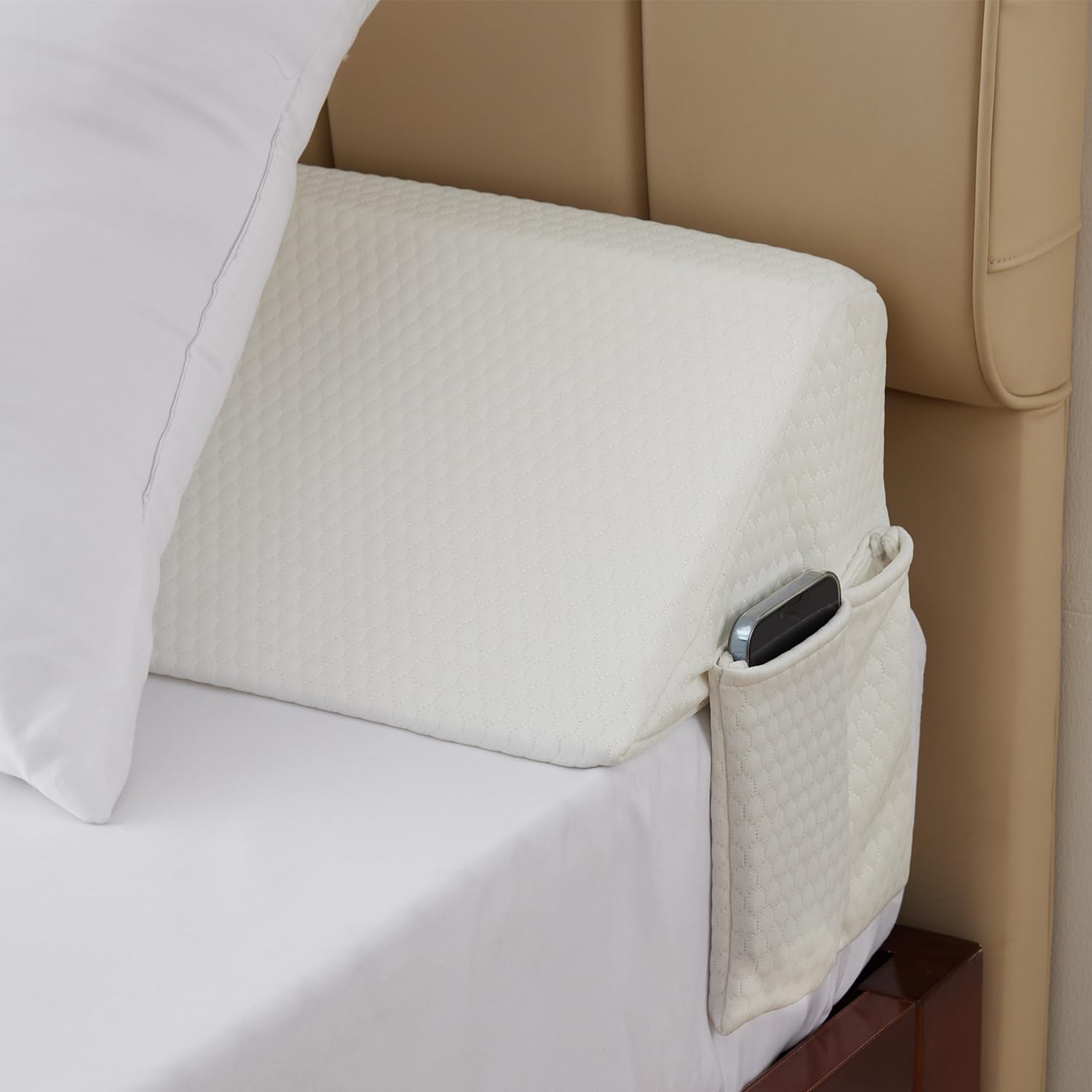 Detalle de Bedluxe King Bed Wedge Pillow, High-Density Foam, Side Pockets, 76 x 10 x 6 in