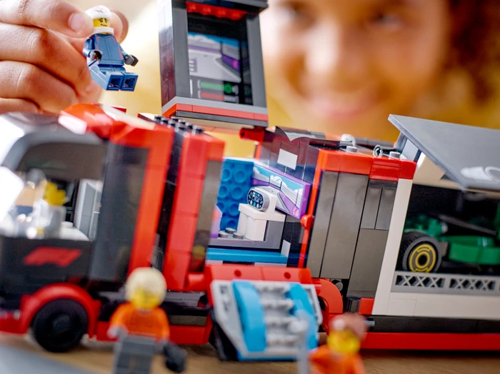 Thumbnail 11 de LEGO City 60445 F1 Transporter mit RB20 und AMR24 F1 Rennautos – 1086 Teile, ab 8 Jahren