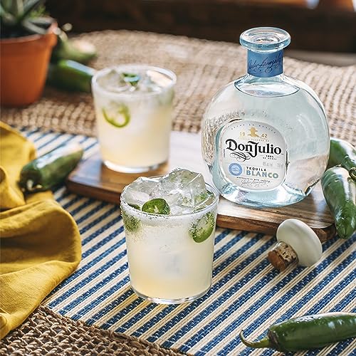 Detalle 2 de Don Julio Blanco Tequila 700 ml - Sabor y Tradición 🍹