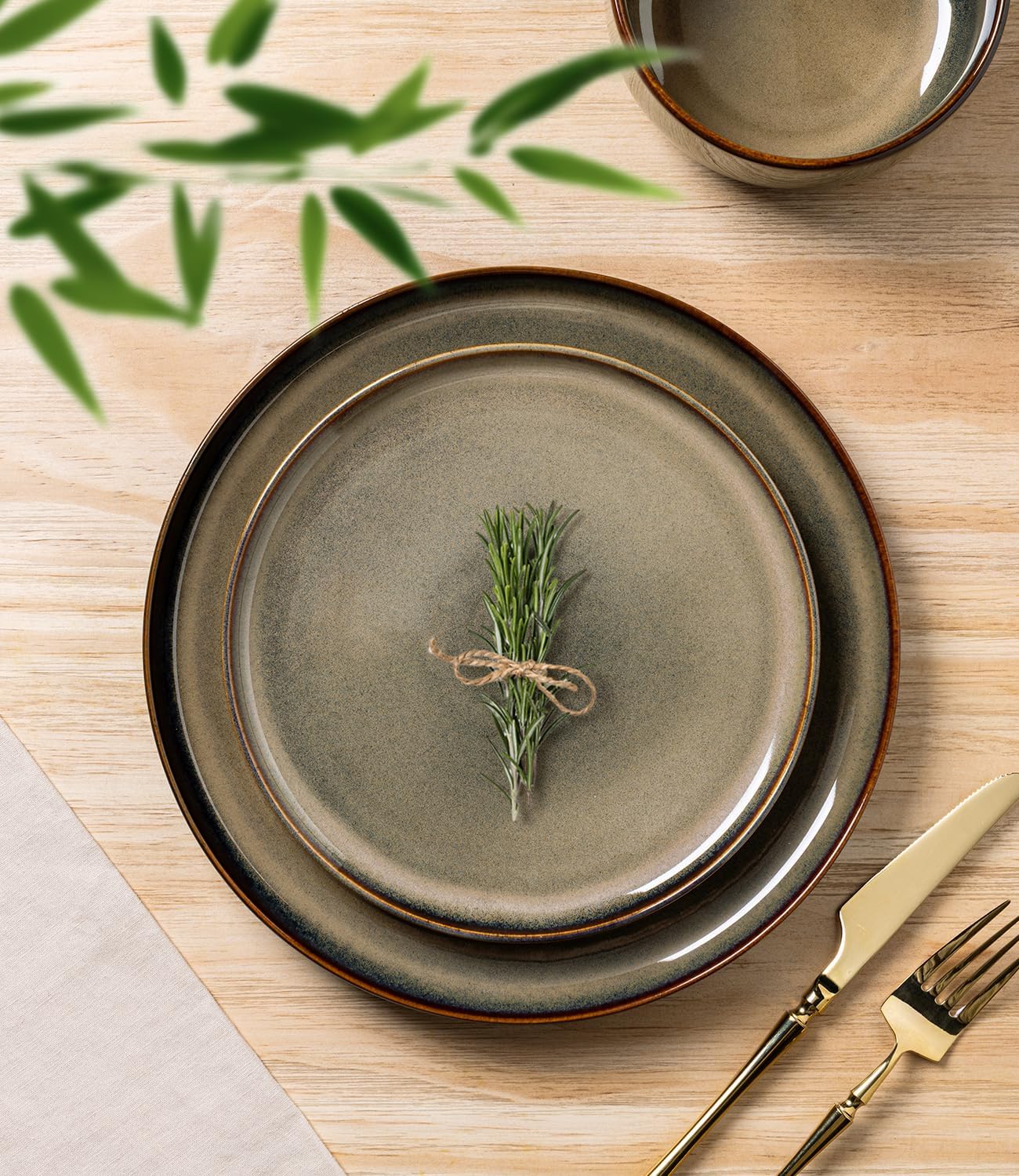 Detalle 2 de TheTerra 24-Piece Ceramic Dinnerware Set for 8 with Handmade Reactive Glaze – Coca Mocha