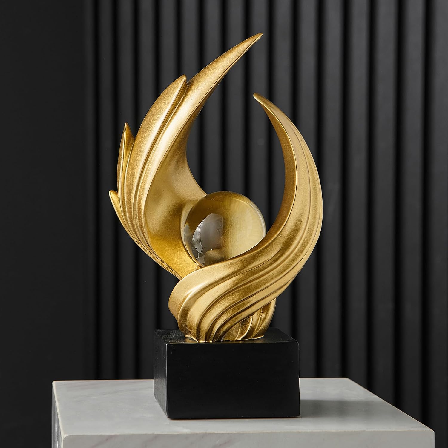 Thumbnail 1 de XYQXYQ SZ25030804 abstracte sculptuur van hars met gouden afwerking en bol