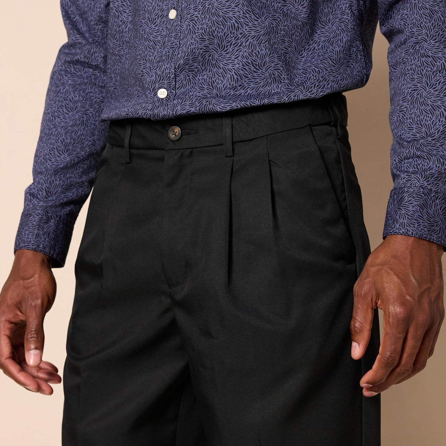 Detalle 2 de Amazon Essentials MAE65005SP18 Men's Classic-Fit Pleated Dress Trousers with Expandable Waist