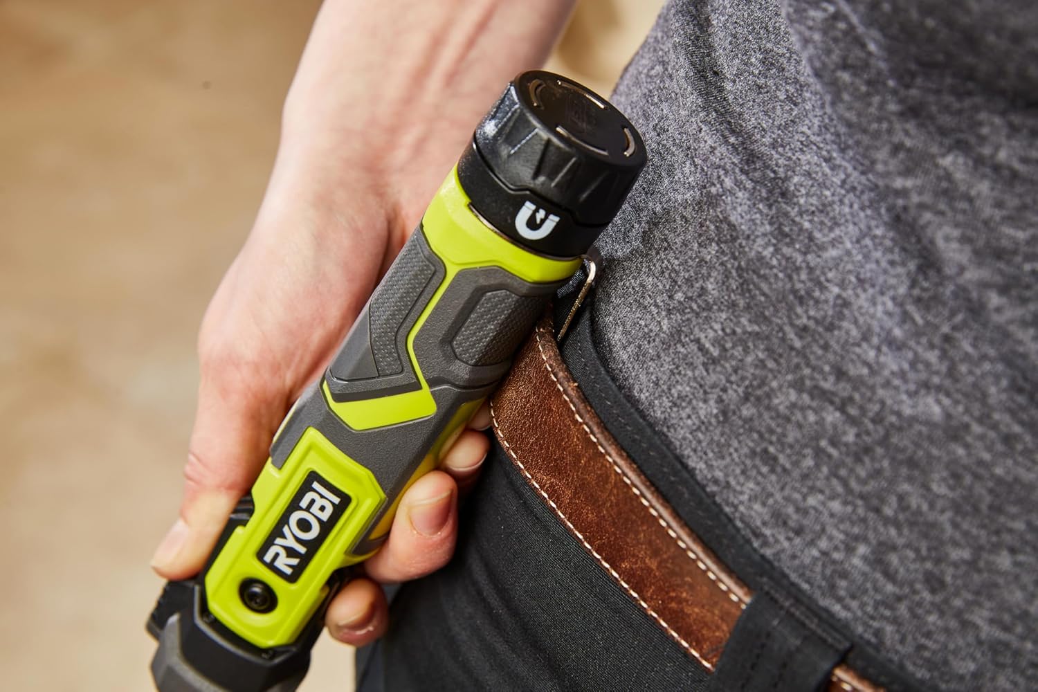 Detalle de RYOBI RLP4-0 Torcia Orientabile LED 4V USB – 640 Lumen, base magnetica e luce multifunzione