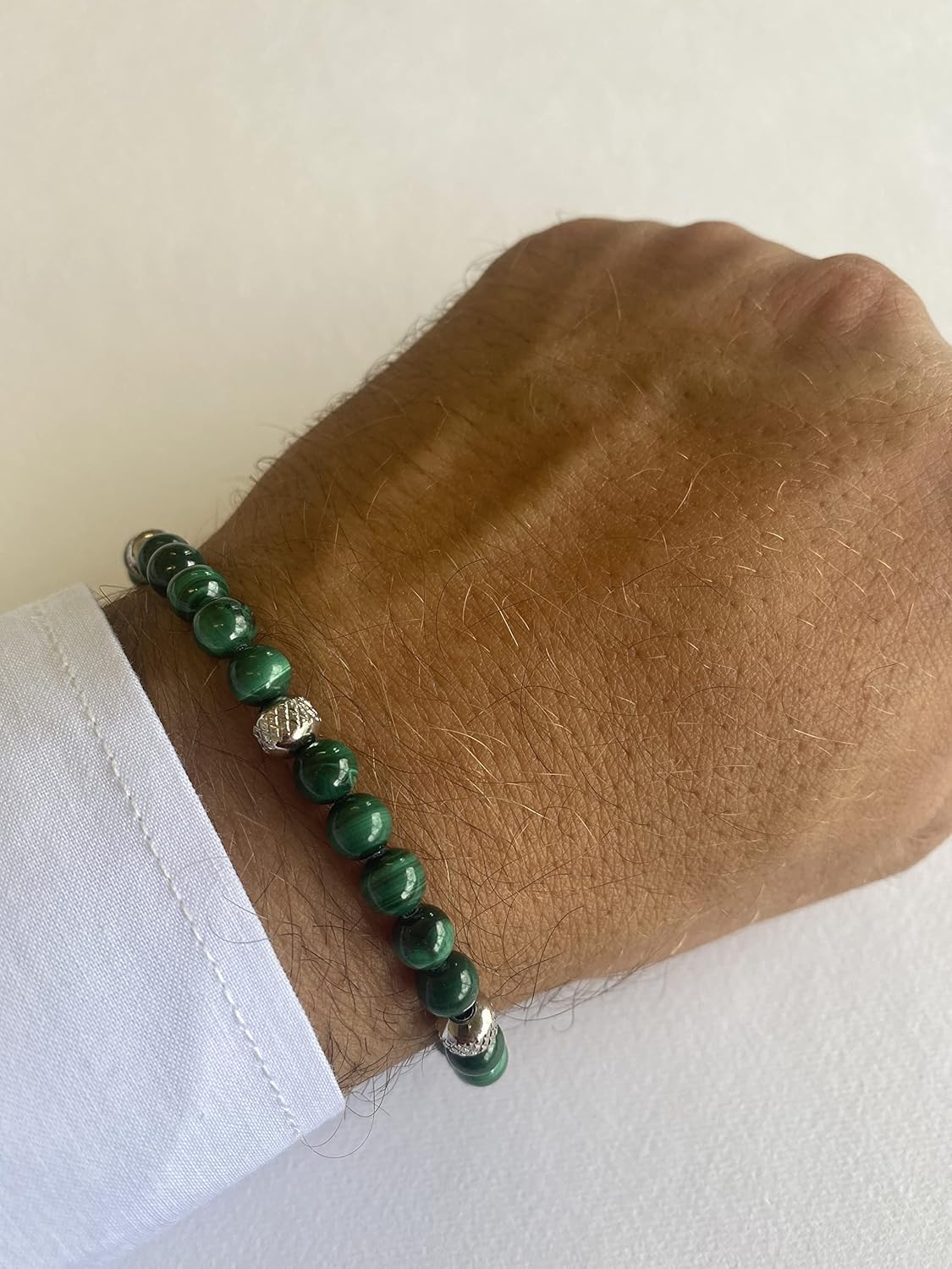 Detalle 2 de 10:10 Bracciale in acciaio inox con malachite naturale da 6 mm e perle in acciaio inox – design versatile, fattura italiana