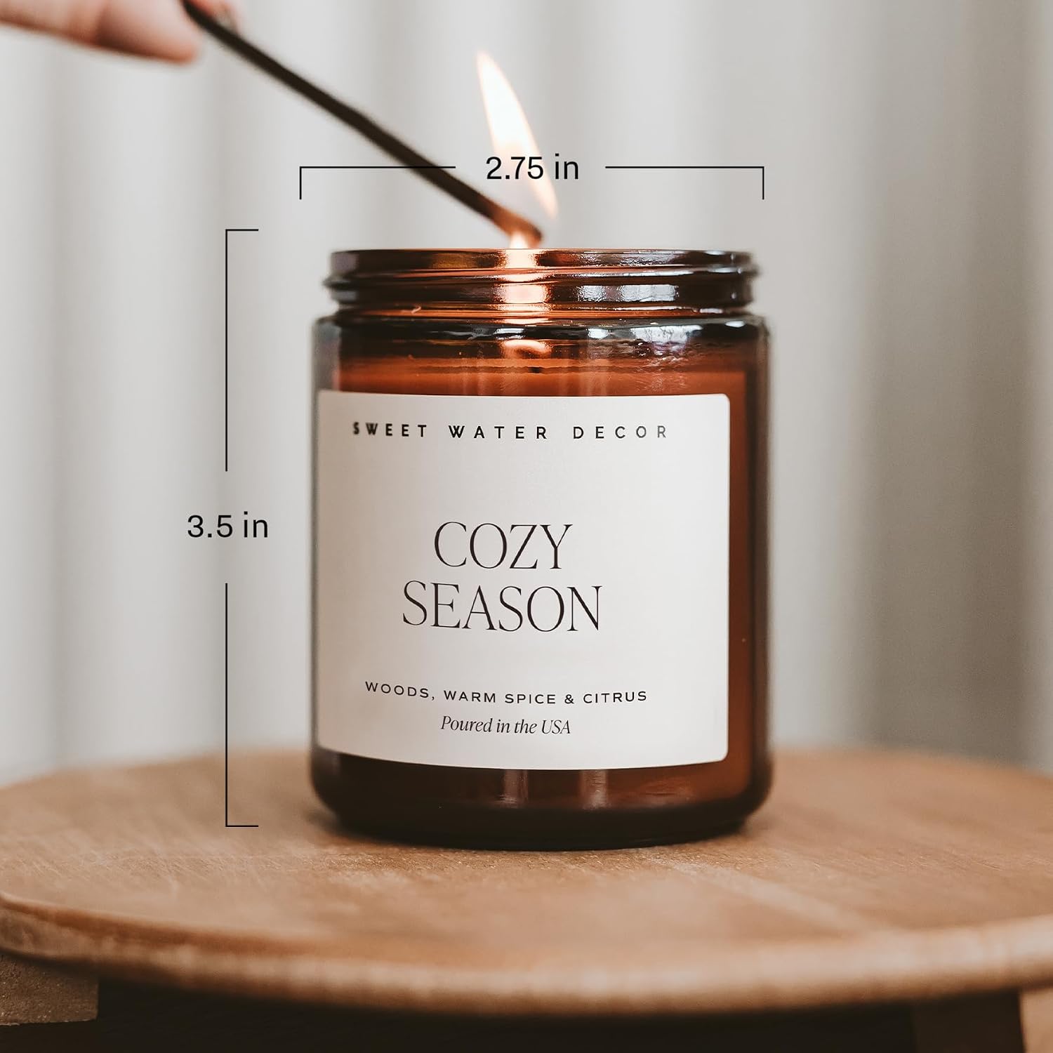 Detalle de Sweet Water Decor C116A Cozy Season Candle, 9 oz Soy Blend in Amber Glass