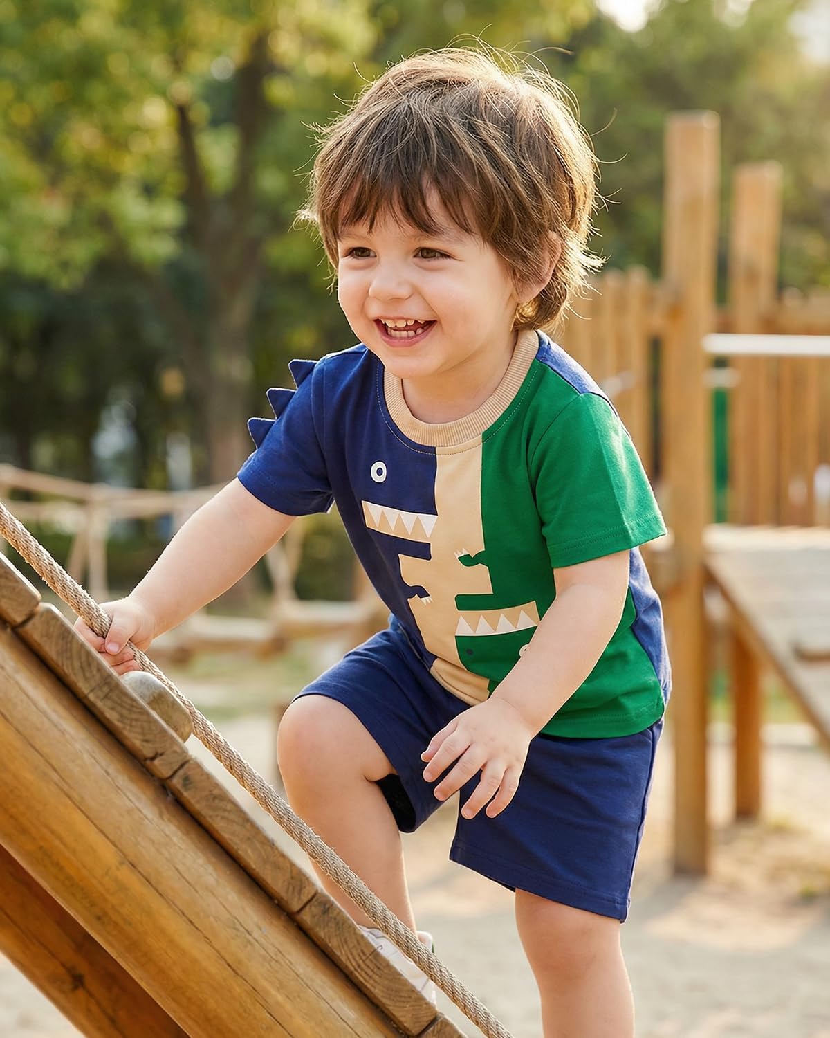 Detalle de FishingDino Jungen Sommer-Kleidungsset 86–110 – Dino & Bagger Motiv, Kurzarmshirt + Shorts