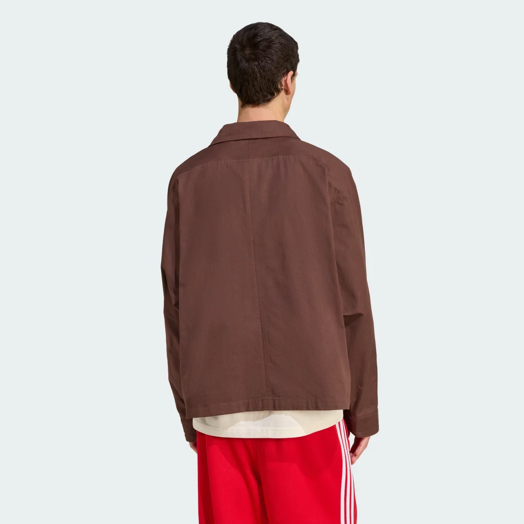 Detalle 2 de Adidas Chaqueta de corte clásico en Marrón — estilo y comodidad para el día a día