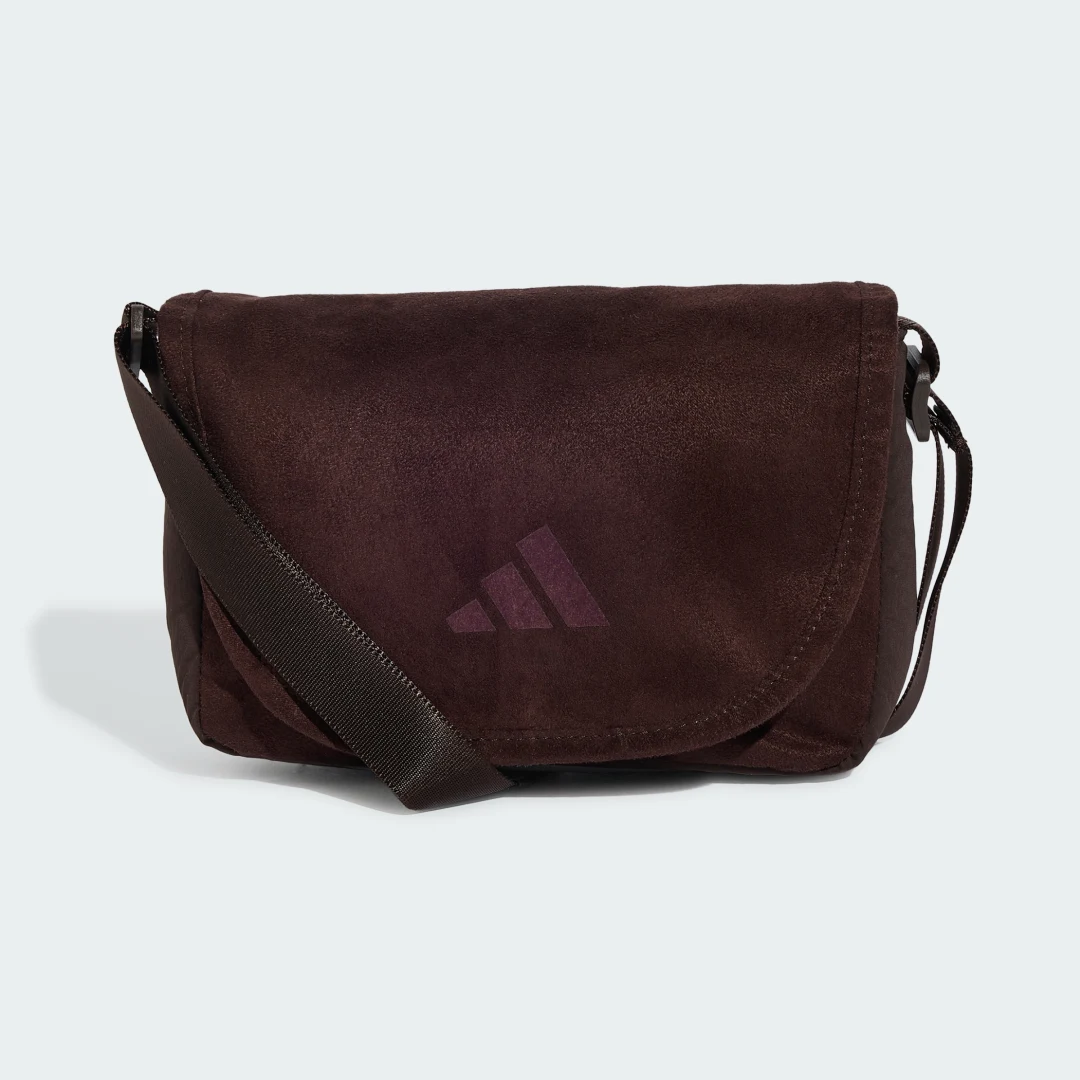 Detalle de Bolso cruzado Soft Lux de Adidas: práctica elegancia en color Marrón