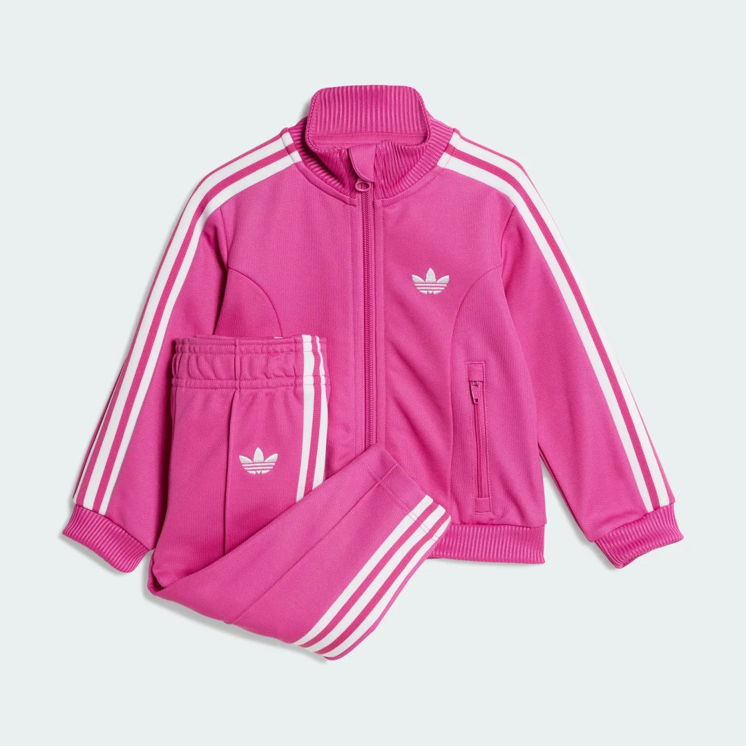 Detalle de Chándal Classic Kids de Adidas: rosa, cómodo y práctico para peques