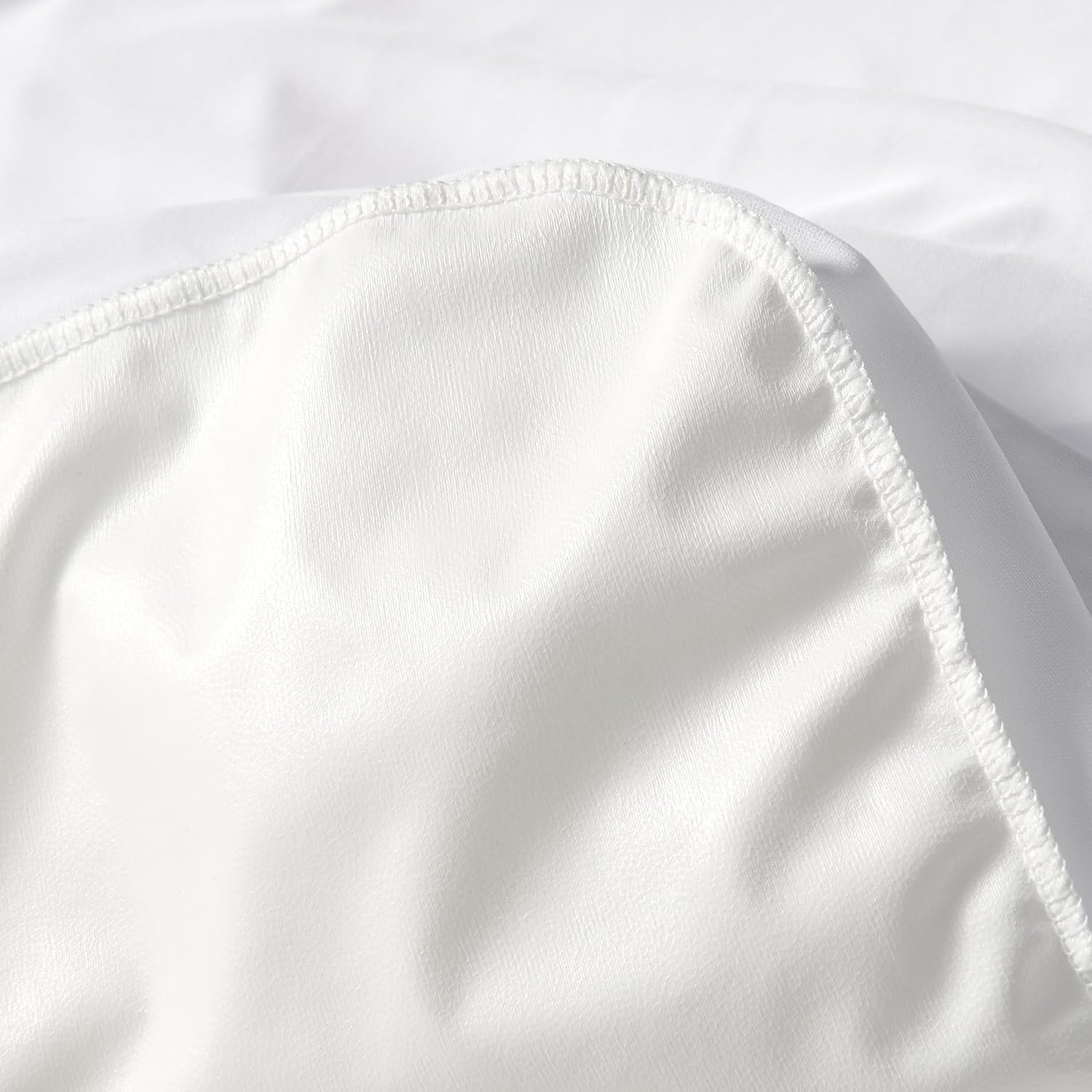 Detalle de Amazon Basics Waterproof Mattress Protector (180 x 200 cm) with 45 cm Deep Pocket