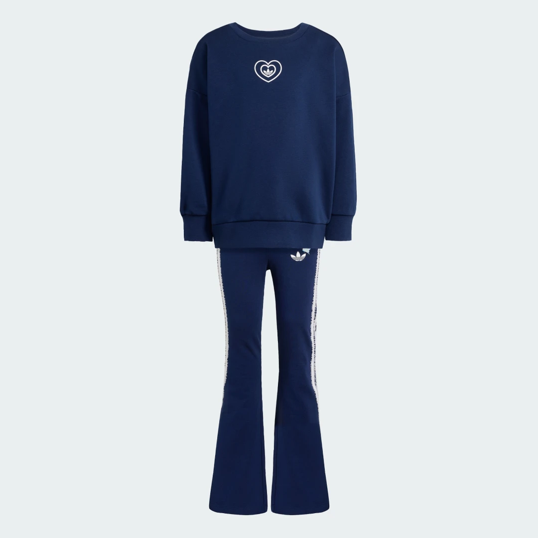Detalle 2 de Conjunto con mallas acampanadas Adidas Disney Crew: lujo cómodo para fans y streetwear