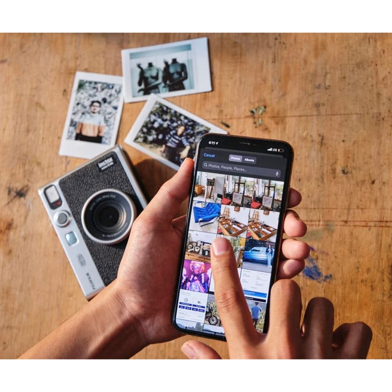 Detalle de Fujifilm Instax Mini Evo: cámara instantánea híbrida en negro con 10 efectos de lente y 10 de película