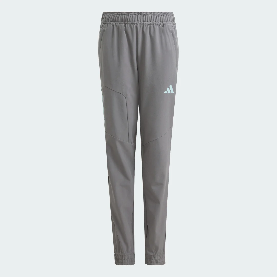 Detalle de Adidas Tech pantalón técnico con capucha gris