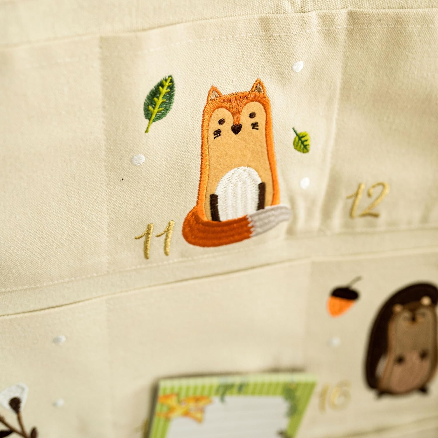 Thumbnail 4 de Papierdrachen Adventskalender 2025 „Waldtiere“ – bestickter Stoff-Wandkalender mit 24 Stoffbeuteln