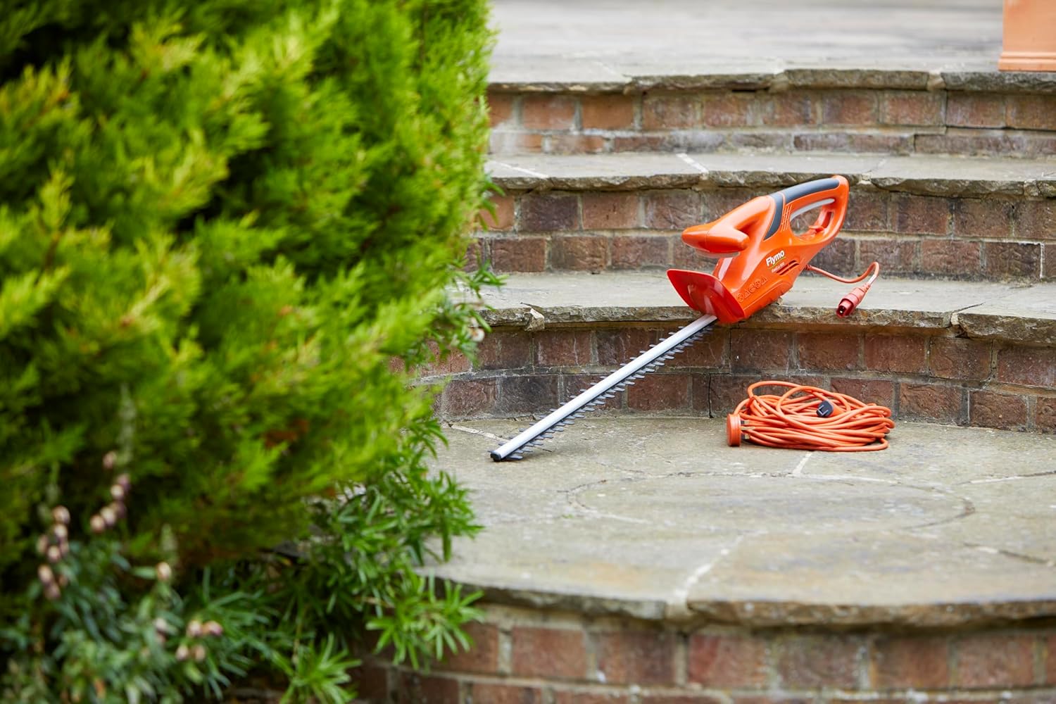 Detalle de Flymo EasiCut 450 Electric Hedge Trimmer (45cm cutting length) – lightweight precision trimming