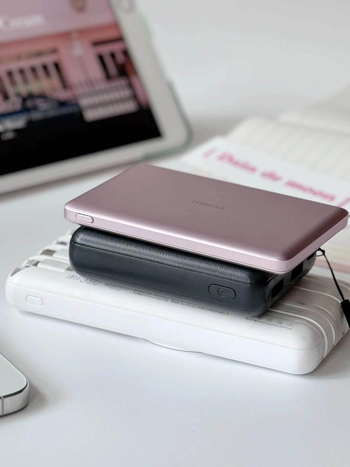 Thumbnail 4 de TORRAS PB4D MiniMag 5000mAh Magnetic Power Bank, 0.3-Inch Slim, Azalea Pink