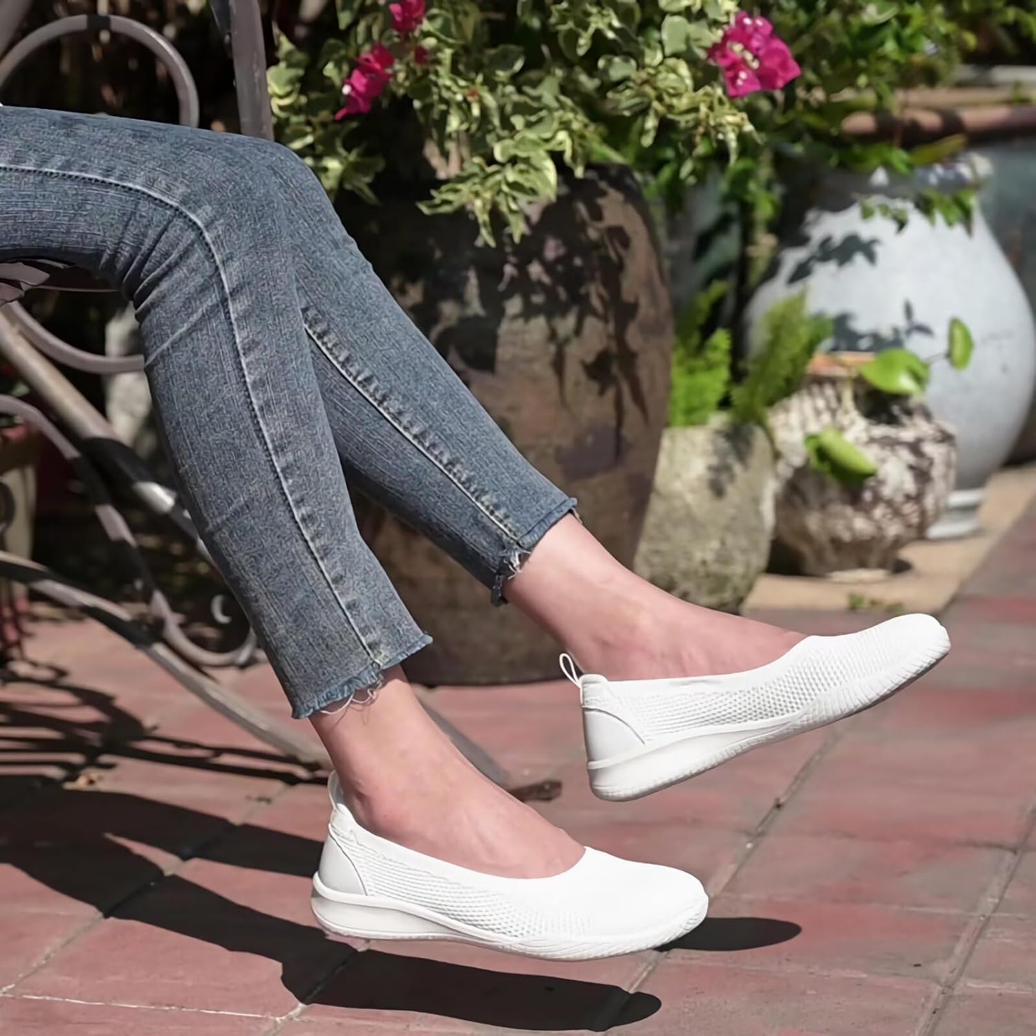 Detalle de KONHILL Women's Lightweight Mesh Slip On Shoes – Breathable, Non-Slip Indoor/Outdoor Slippers