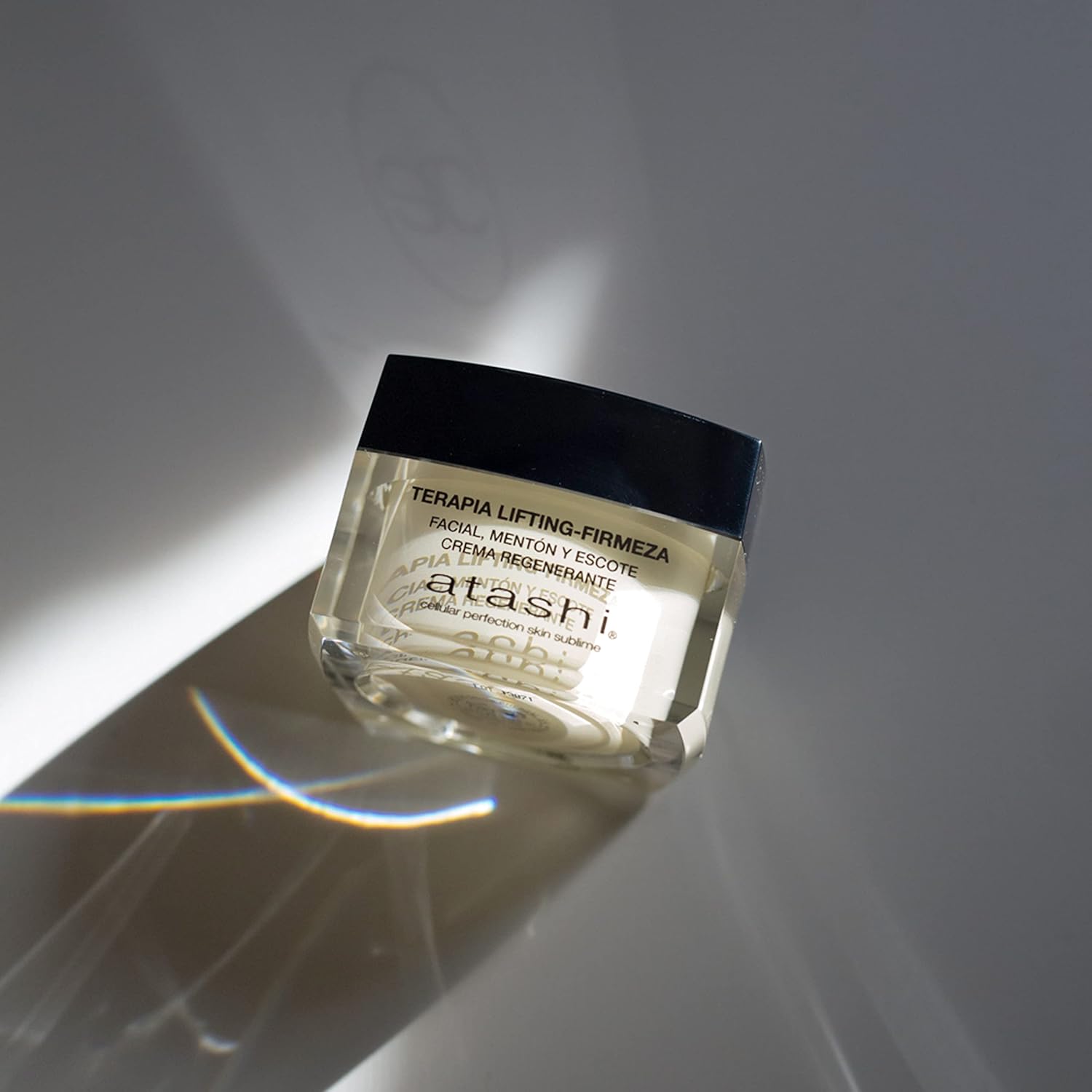 Detalle 2 de atashi Compattezza e Luminosità – Trattamento Rassodante Viso, Mento e Décolleté