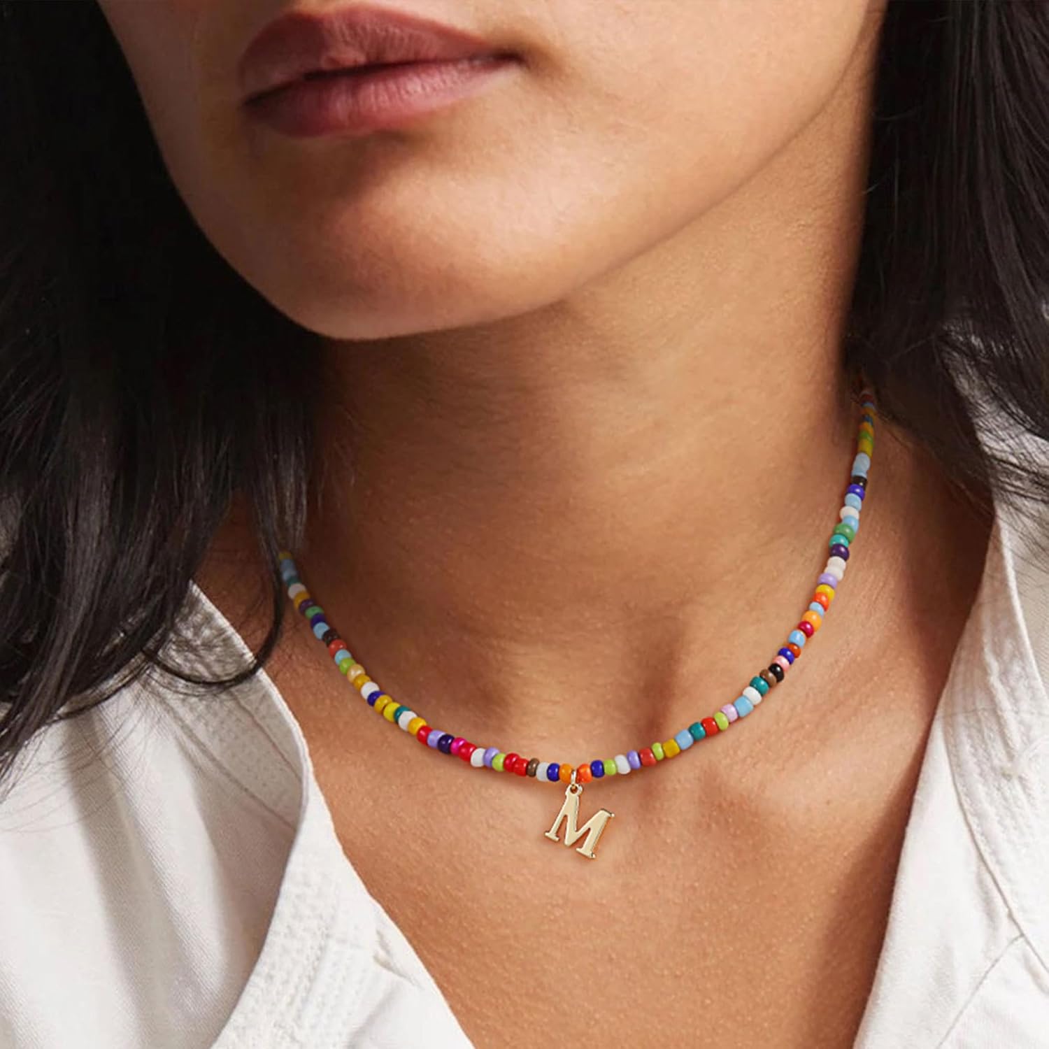 Detalle de TINGN bunte Boho-Perlenkette mit Buchstaben-Anhänger für Kinder, Teenager & Damen