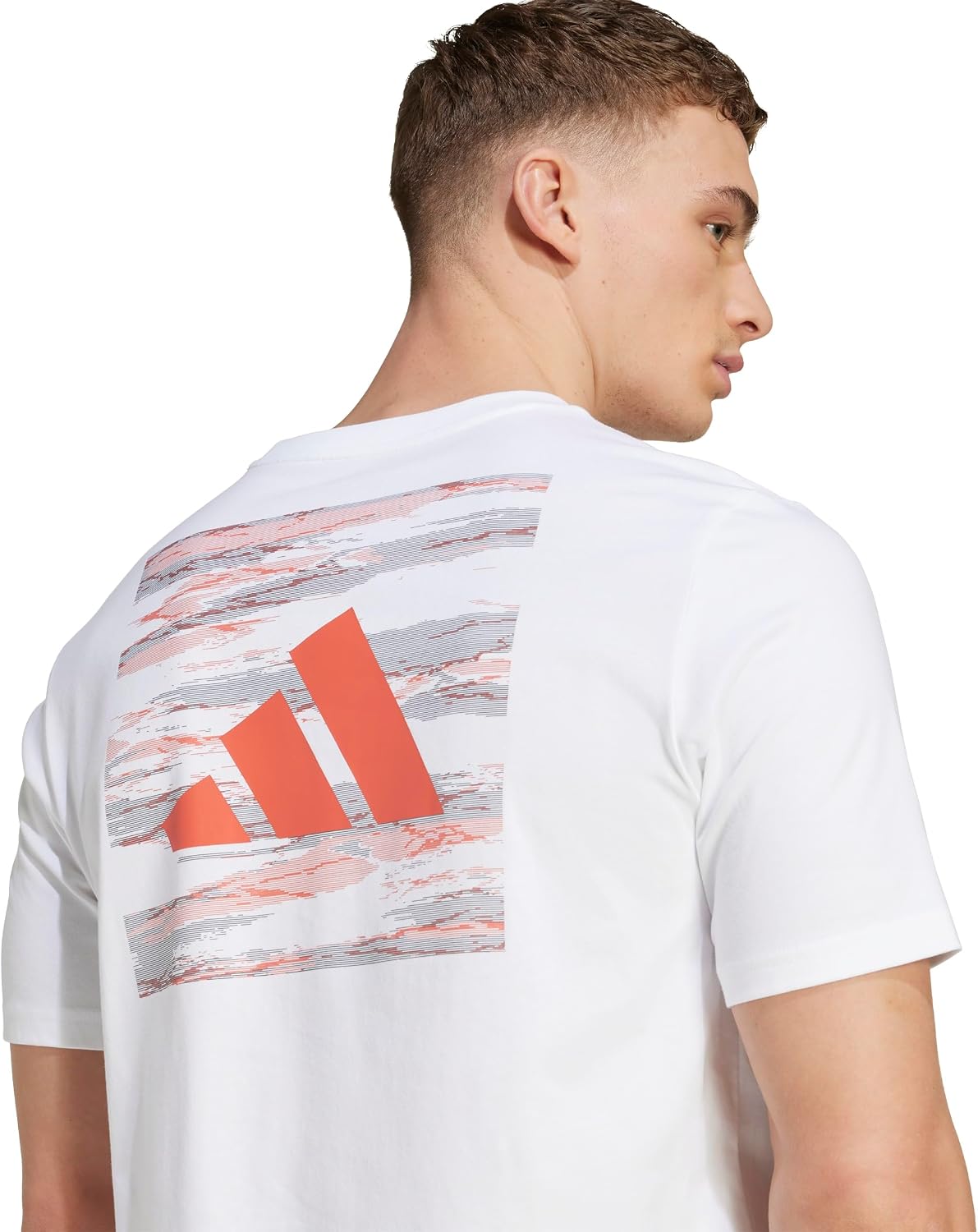 Detalle de adidas Men’s FC Bayern Munich Seasonal Graphic T-Shirt