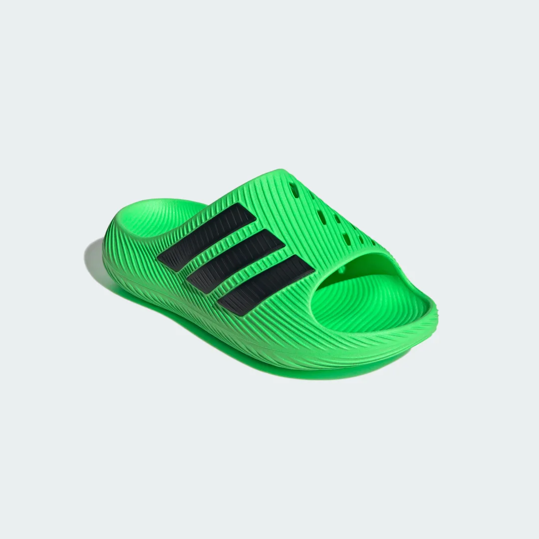 Detalle 2 de CHANCLA PURECHILL de Adidas: comodidad veraniega en verde, para uso diario y paseo ocasional