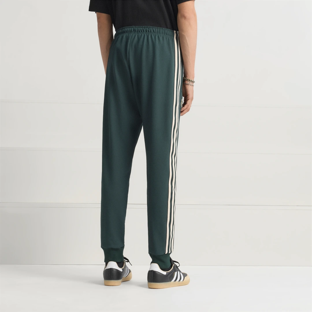 Detalle 2 de Pantalón Juventus Terrace Icons de Adidas: estilo y confort para fans con propósito
