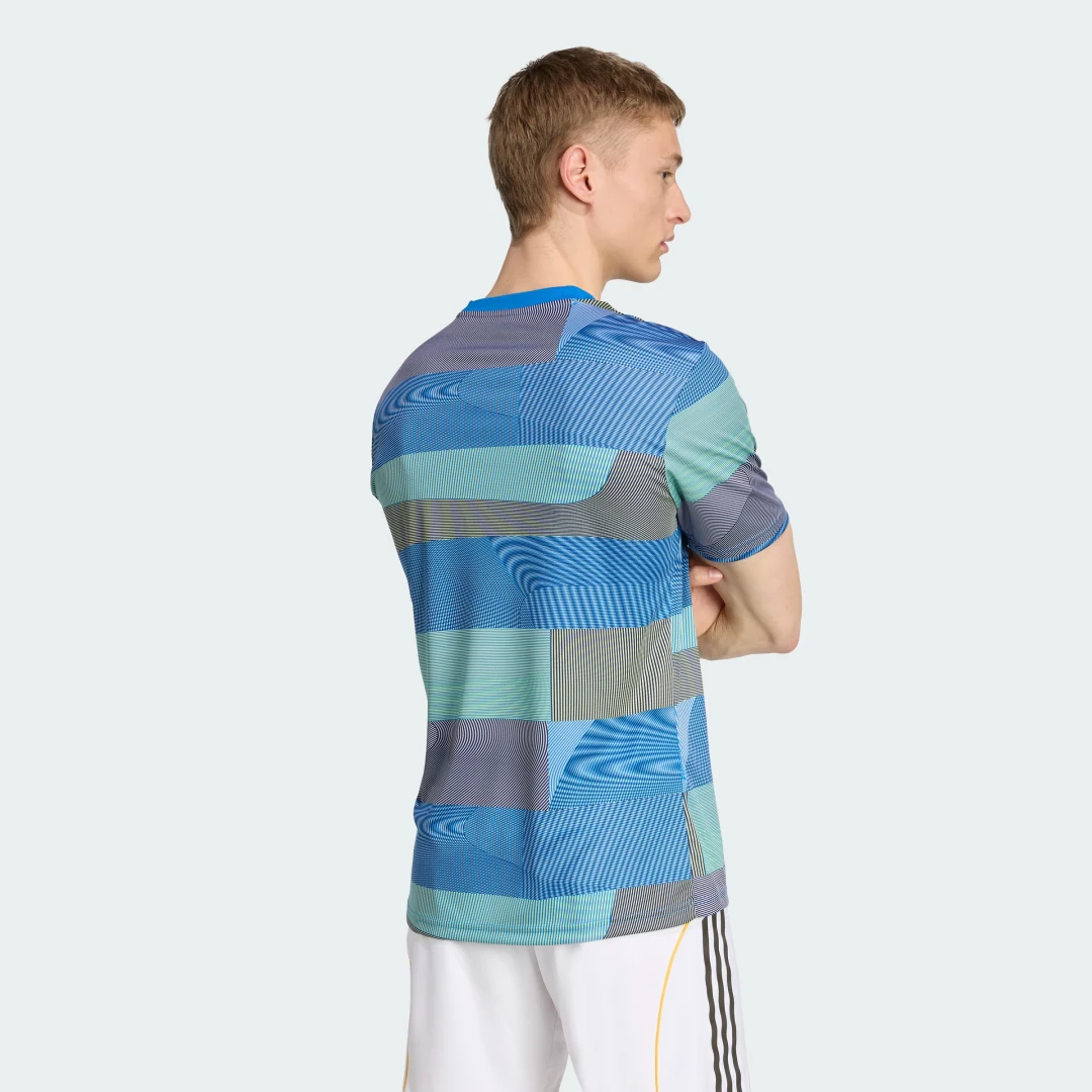 Detalle 2 de Camiseta calentamiento Real Madrid 25/26 de Adidas