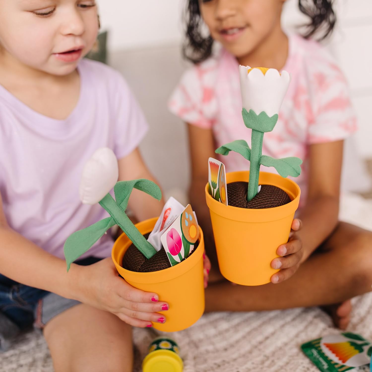 Detalle 2 de Melissa & Doug Let's Explore Juguete de Riego y Cambio de Color