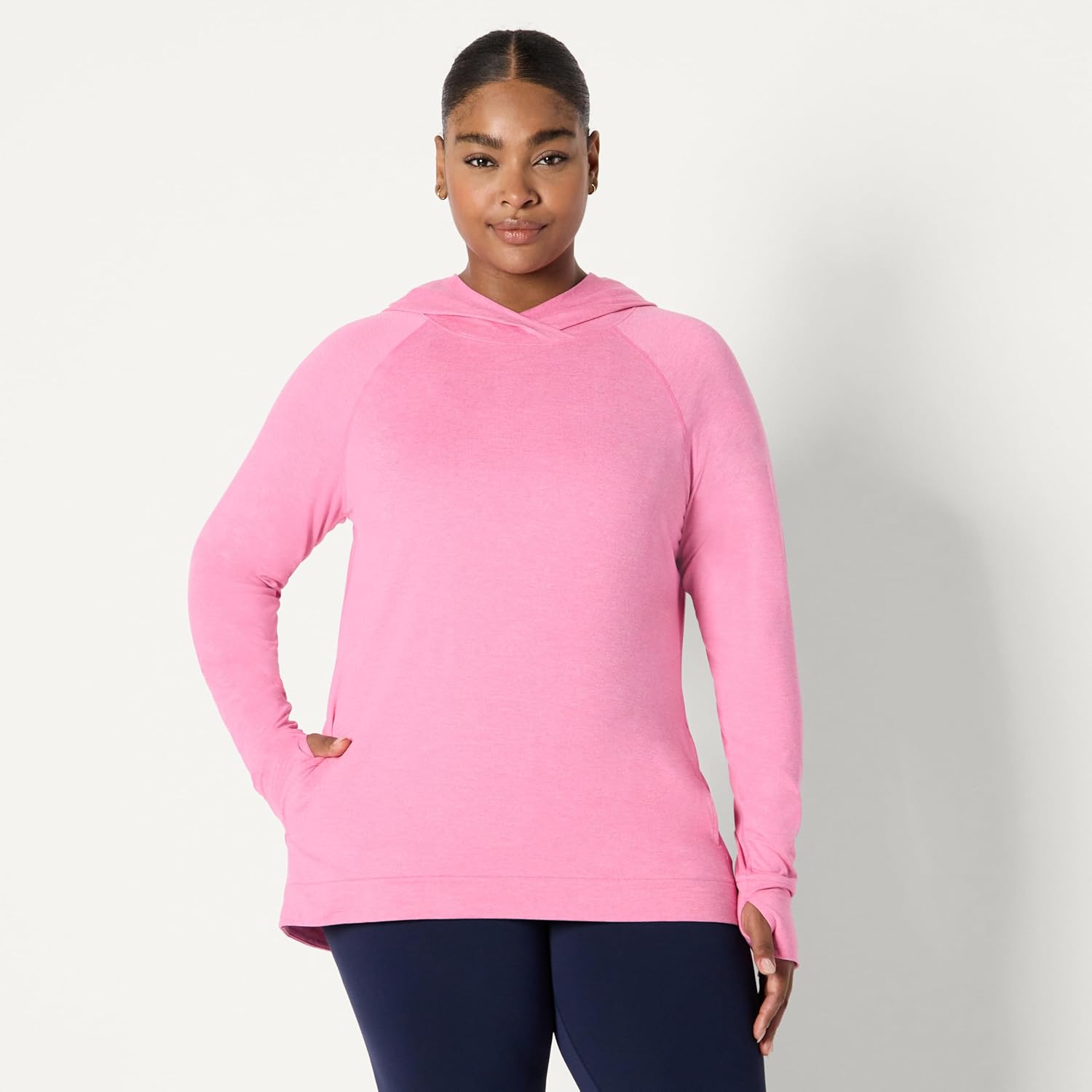 Thumbnail 5 de Amazon Essentials Women’s Athletic Soft Performance Lightweight Long-Sleeve Pullover Hoodie