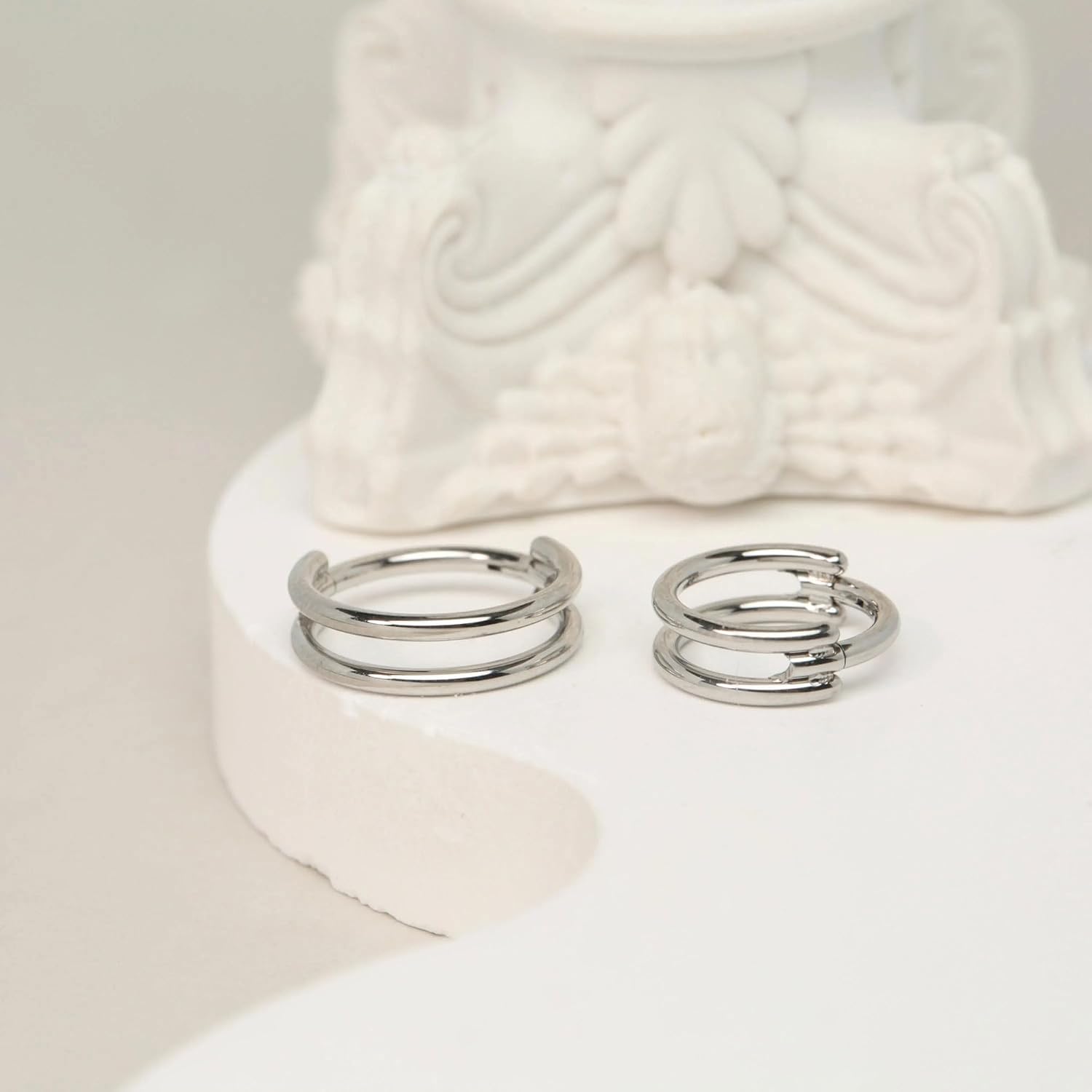 Detalle de Qyalie cartilage hoop earrings, 14K gold plated