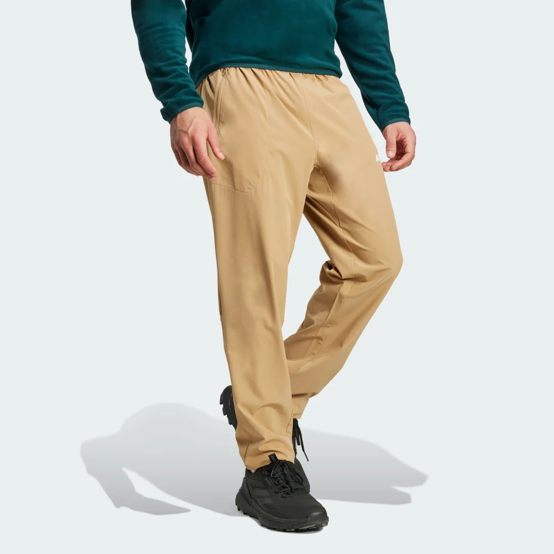 Detalle de Pantalón elástico Multi Essentials de Adidas – color Marrón