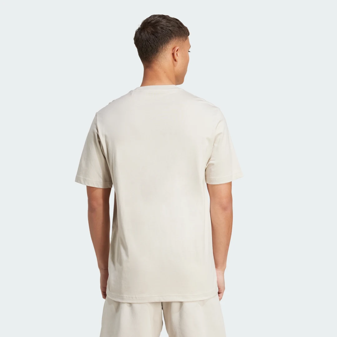 Detalle de Camiseta Lineage de Adidas: estampado de inspiración universitaria en Beige