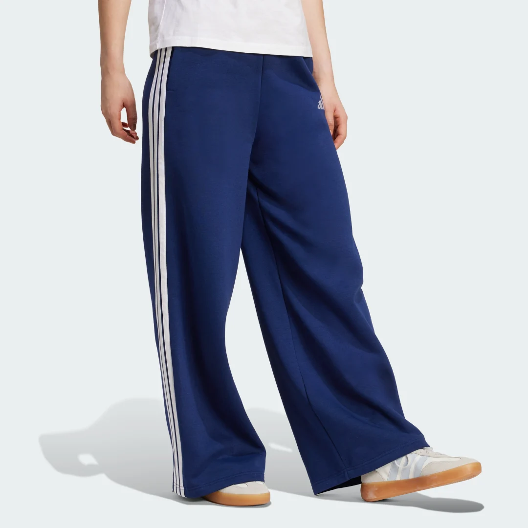 Detalle de Pantalón ancho de felpa adidas 3 Stripes (Azul) – comodidad urbana con un toque clásico