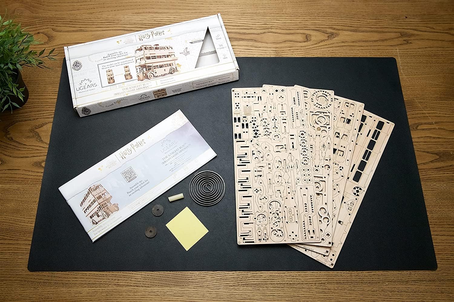 Detalle de UGEARS Harry Potter Knight Bus – Maquette mécanique en bois à assembler