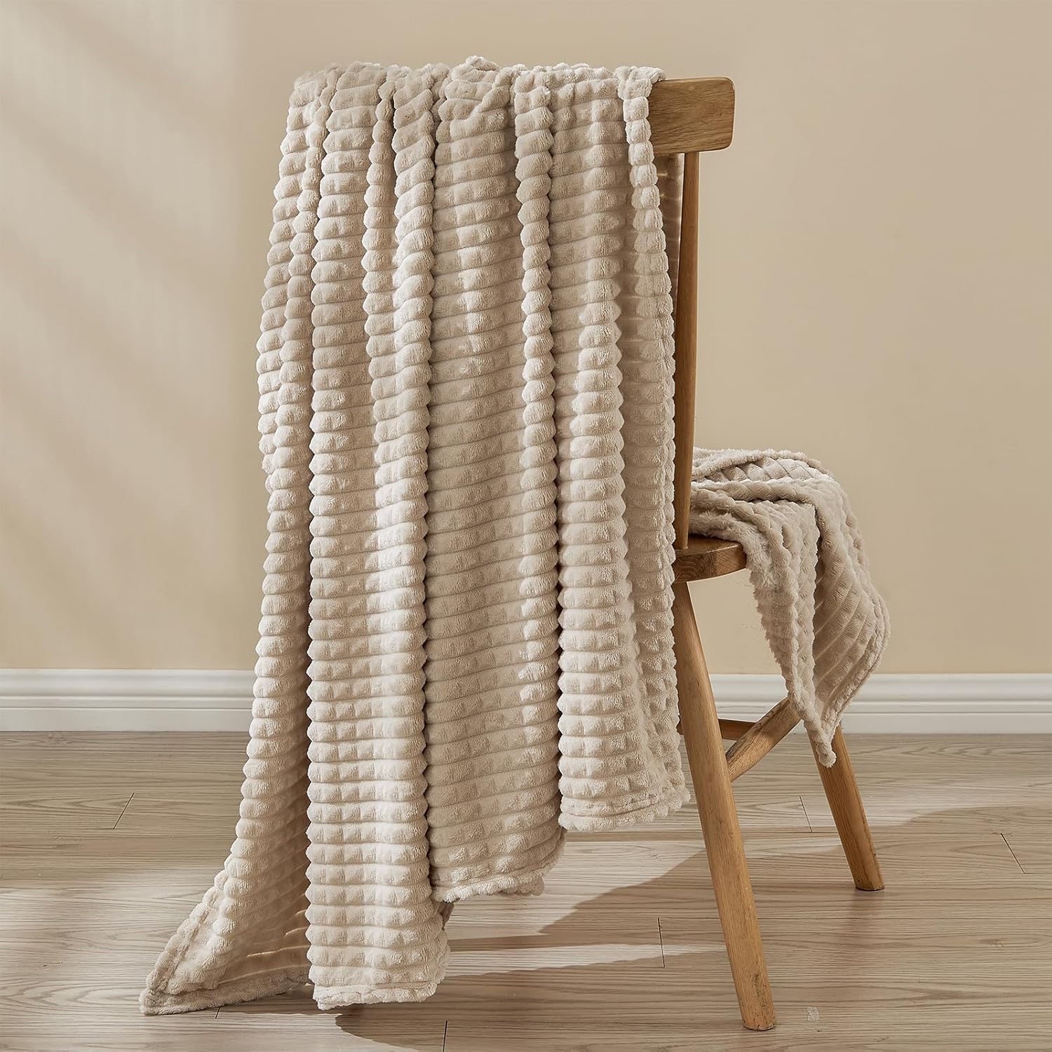 Thumbnail 2 de EMME Flauschige Kuscheldecke mit 3D-Touch-Erlebnis, Fleecedecke 150 x 200 cm (beige)