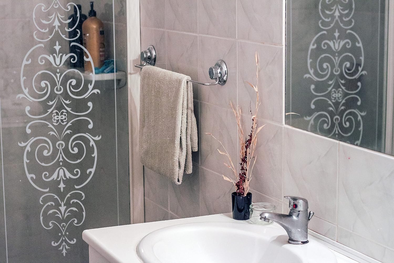 Detalle de MaxHold No-Drilling/Suction Cup Single Towel Bar 18" – Stainless Steel, 30lb+ Load, No Tools