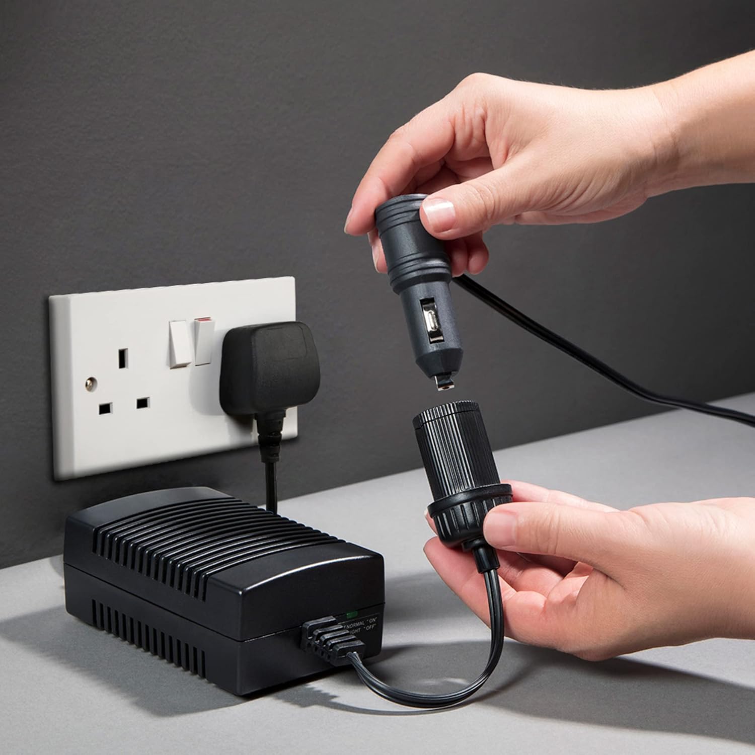 Thumbnail 2 de Koolatron Universal 12V DC to 230V AC Travel Power Supply with 6ft Cord