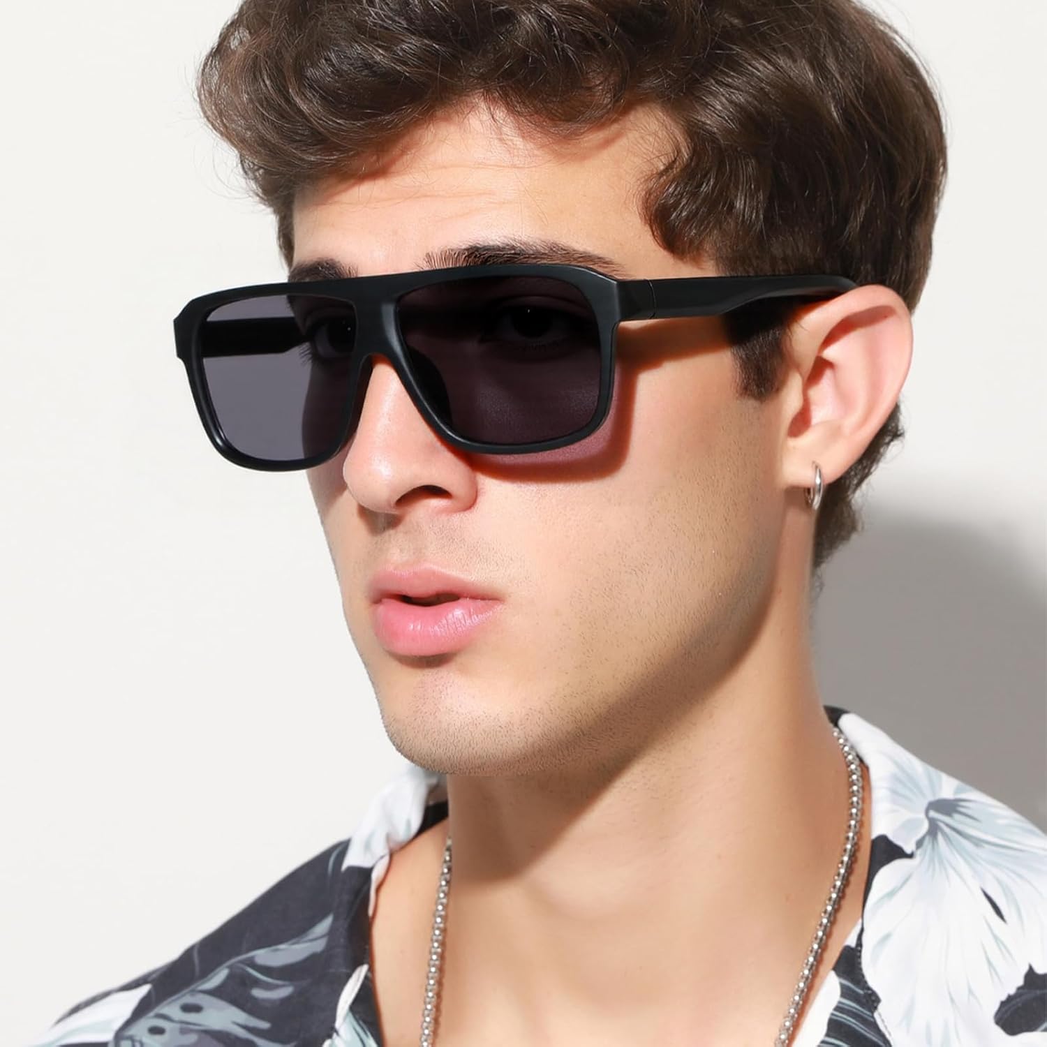 Detalle 2 de YAMEIZE Polarised Sunglasses – Retro Pilot Square Shades for Men and Women