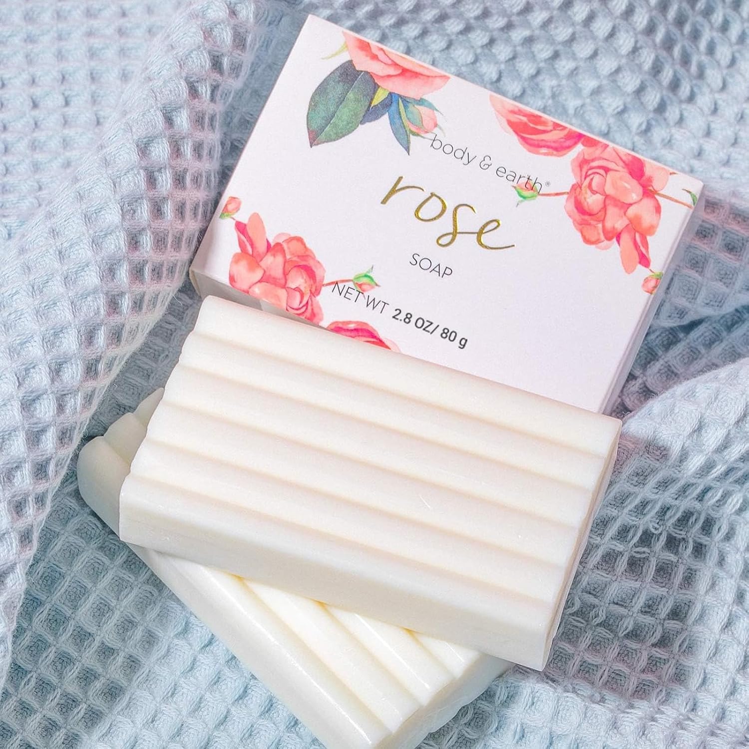 Detalle de BODY & EARTH Geschenbox für Frauen – 5-tlg. Rose Set (Duschgel, Körperbutter, Handcreme, Bodylotion, Seife)