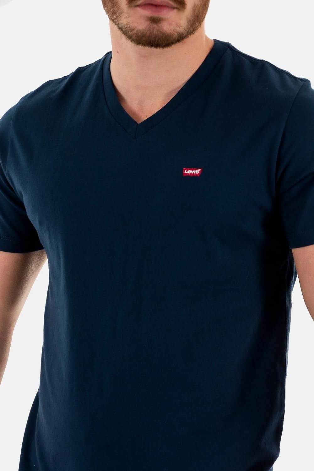 Detalle de Levi's Original Housemark V-Neck: maglietta da uomo con logo ricamato e vestibilità regolare