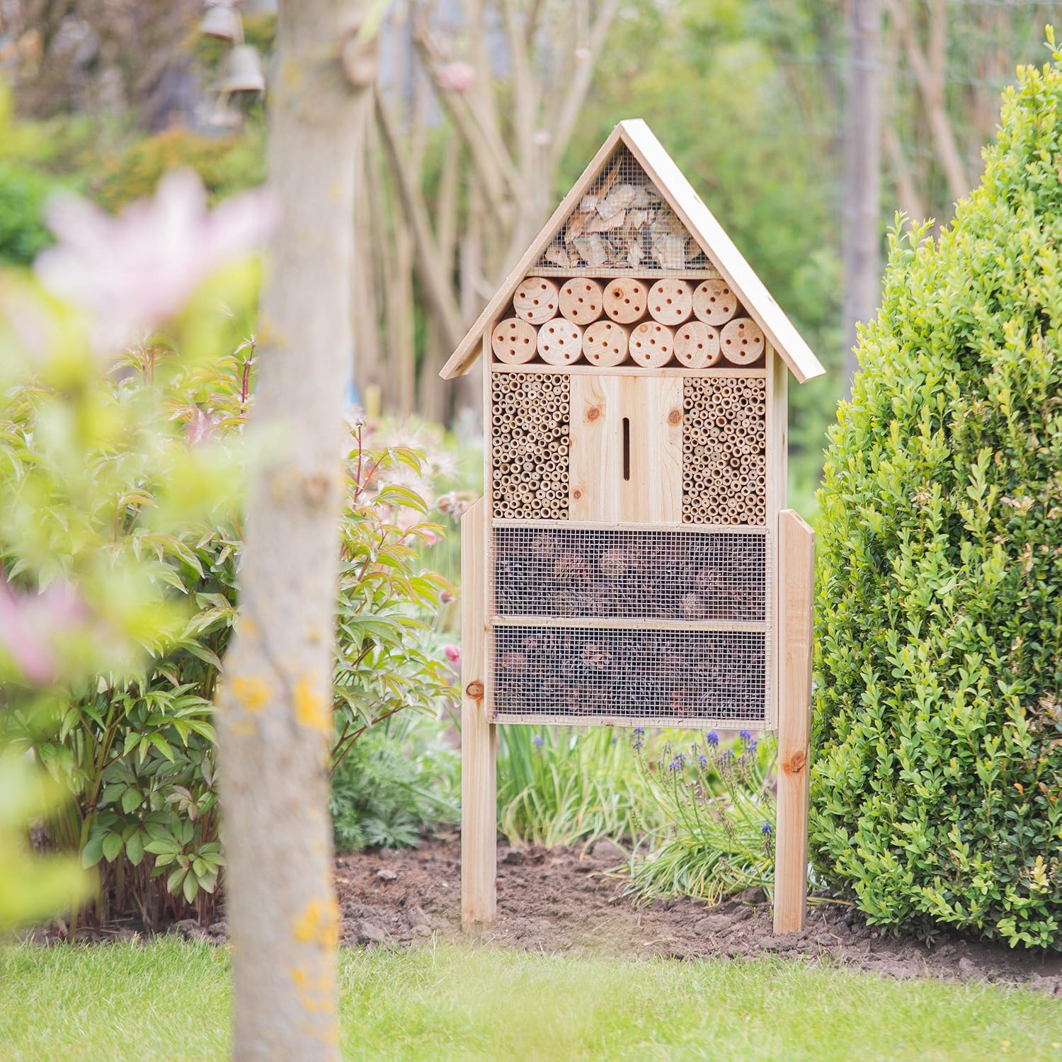 Detalle 2 de Relaxdays Free-Standing XL Insect Hotel – Nest Help for Bees, Butterflies and Ladybirds