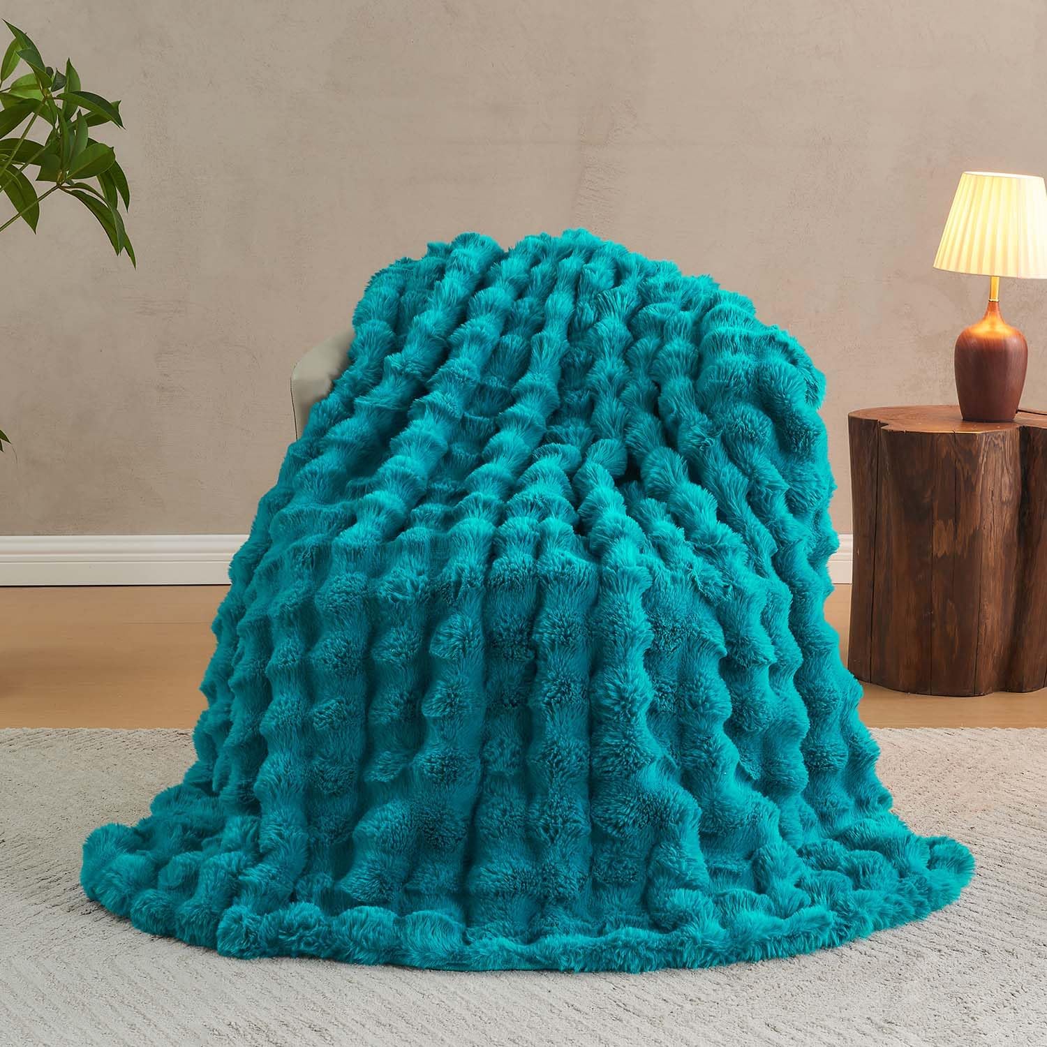 Detalle 2 de Lotus Karen Teal Faux Fur Throw Blanket, 90 x 90 Inches, Bubble Texture