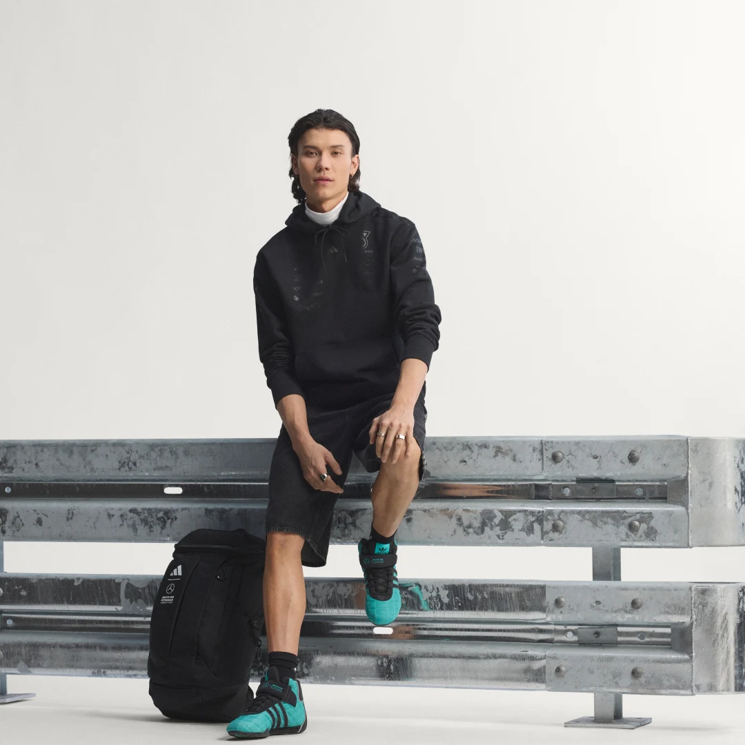 Detalle de Sudadera con capucha Mercedes‑AMG Petronas Night Driver para hombre de Adidas