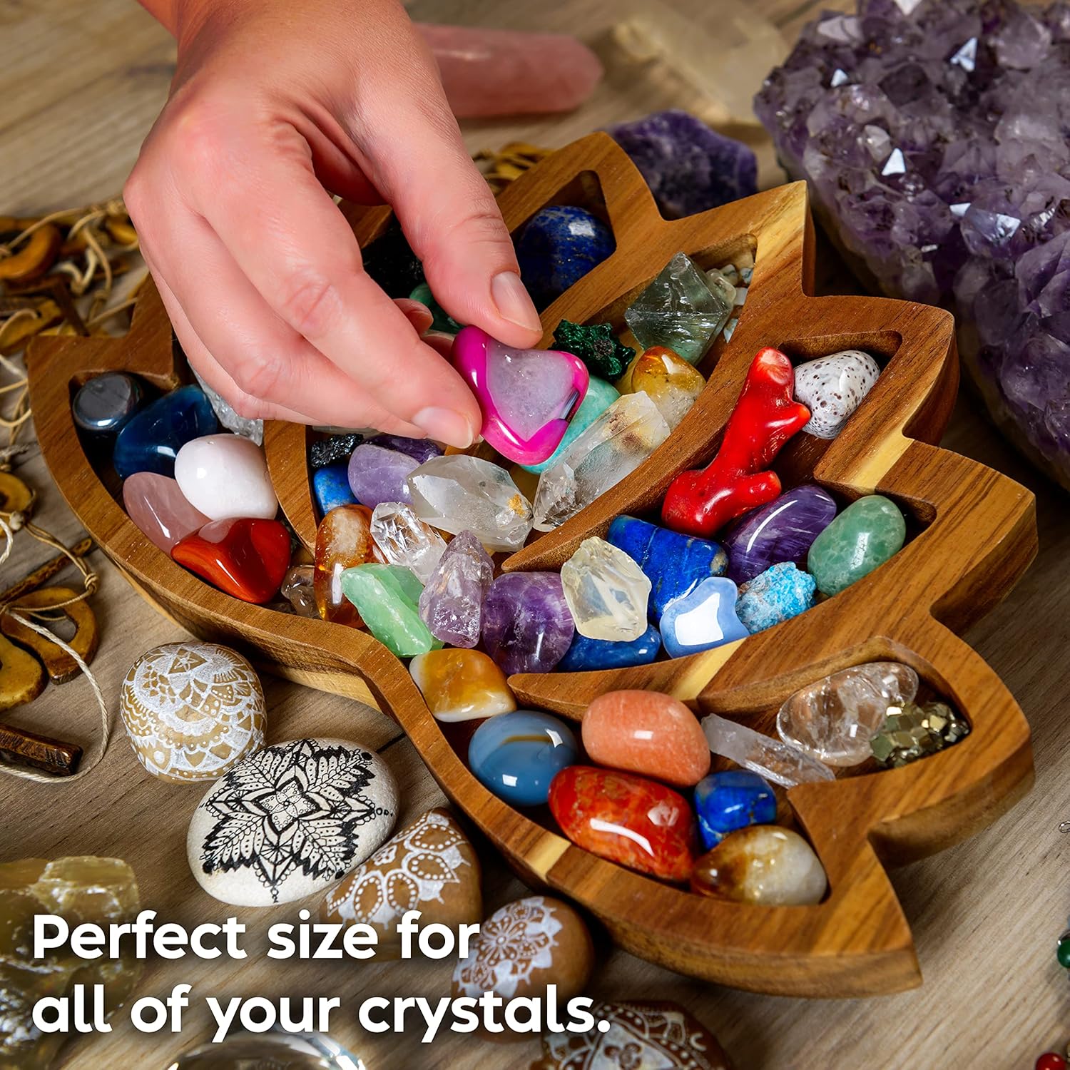 Detalle de Curawood Lotus Crystal Display Tray (28x18cm) – Acacia wood lotus-style crystal and gemstone holder