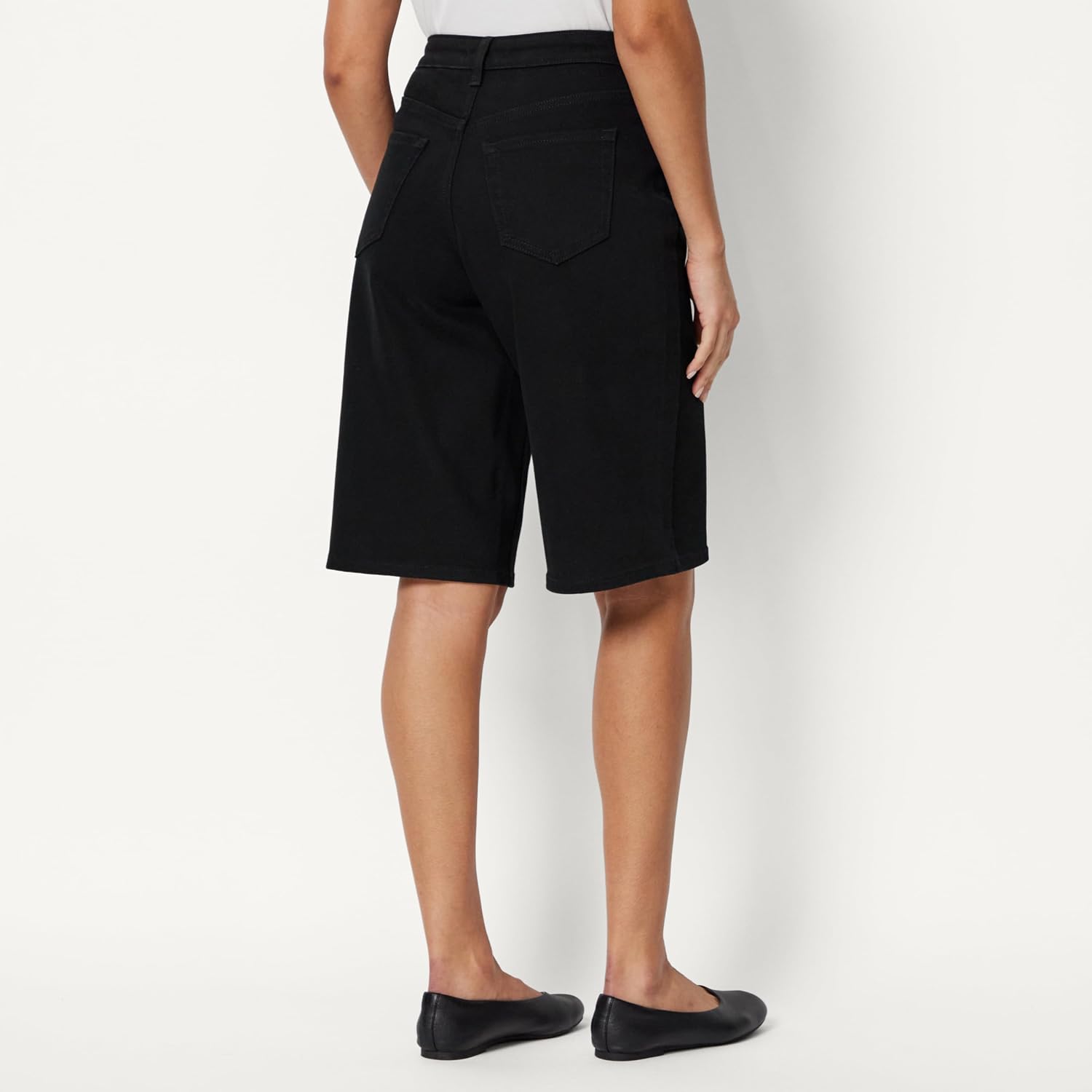 Detalle de Amazon Essentials Women's Relaxed-Fit Mid-Rise Denim Bermuda Shorts