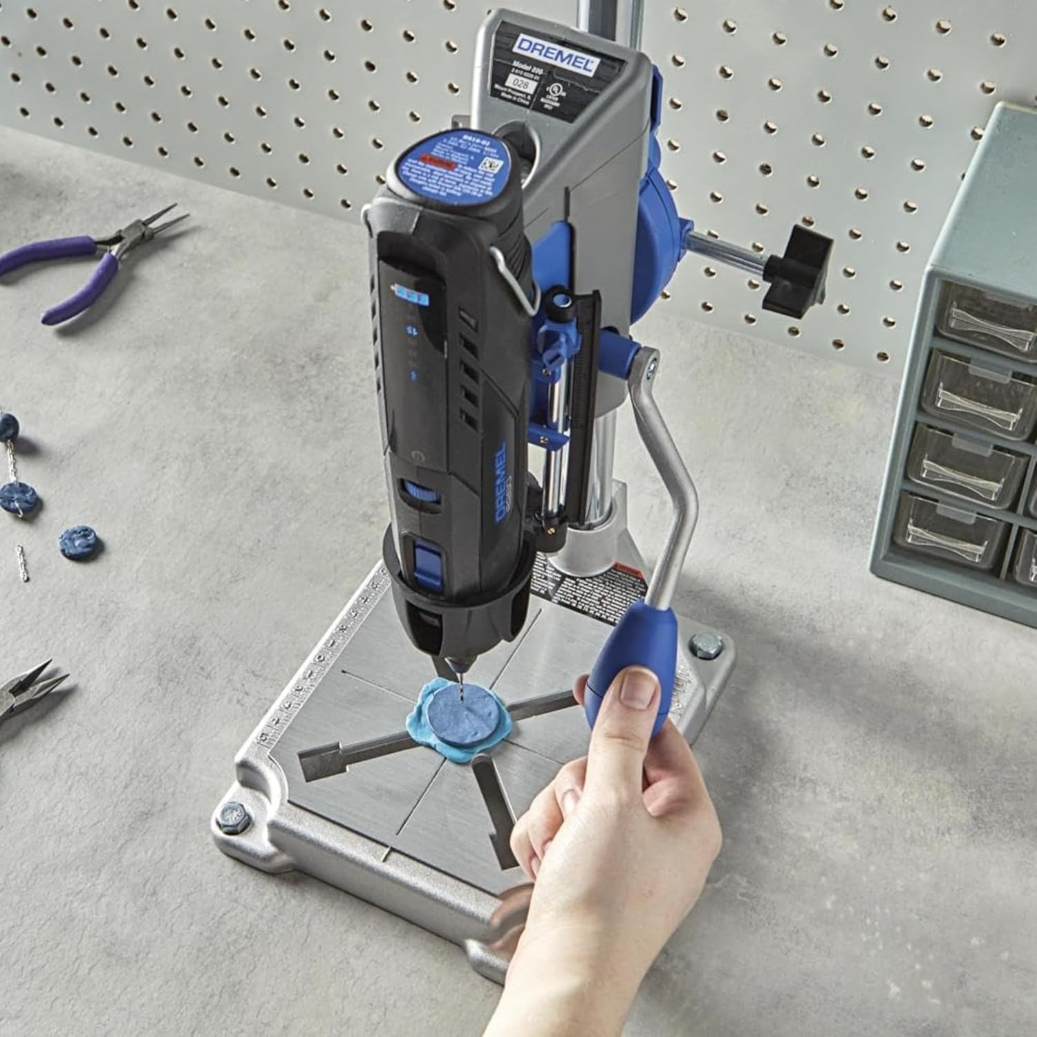 Thumbnail 4 de Dremel 220 Bohr- und Werkzeugständer für Multifunktionswerkzeuge – stationär vertikal oder im Winkel bohren